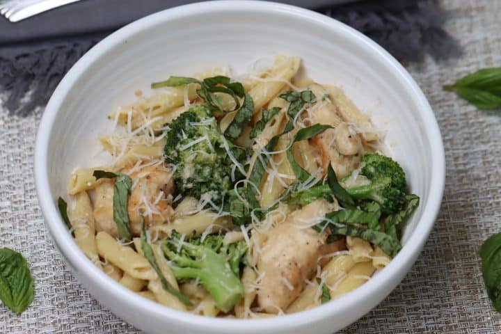Chicken & Broccoli Penne Pasta w/Garlic White Wine Sauce - Eat the Bite
