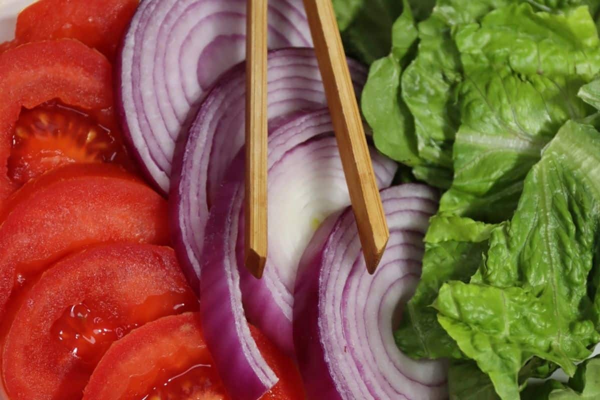 optional sandwich toppings for your kackle burger plate of sliced tomato, red onion and lettuce